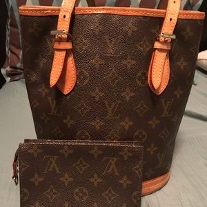 Louis Vuitton petite bucket
